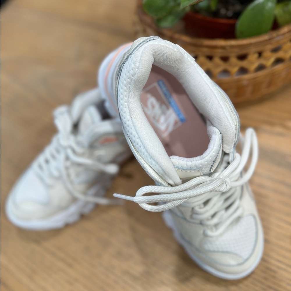 Walking shoes - Picture 3 of 3